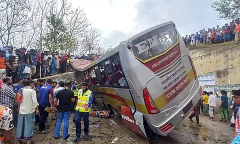வங்காளதேசம்: சொகுசு பஸ் பள்ளத்தில் கவிழ்ந்து விபத்து - 19 பேர் பலி