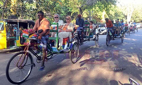 கடற்கரையில் குவிந்த சுற்றுலா பயணிகள்