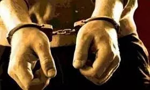 டாஸ்மாக் கடை ஊழியர்களை தாக்கிய 4 பேர் கைது