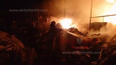 பழைய இரும்பு குடோனில் தீ விபத்து