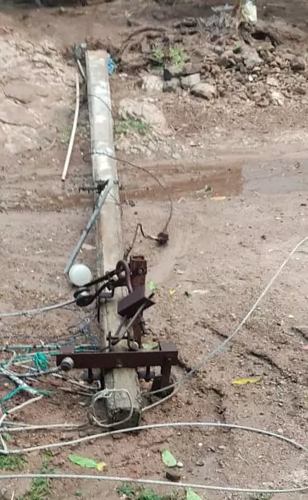 பலத்த மழை; சூறை காற்றுக்கு மின்கம்பம் சாய்ந்தது