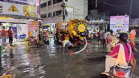 பலத்த மழை; சூறை காற்றுக்கு மின்கம்பம் சாய்ந்தது