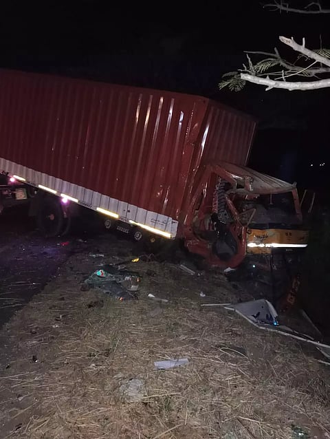 கன்டெய்னர் லாரிகள் மோதல்; 2 பேர் பலி