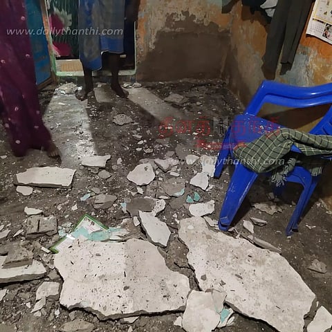 தொகுப்பு வீடு இடிந்து 10-ம் வகுப்பு மாணவன் காயம்