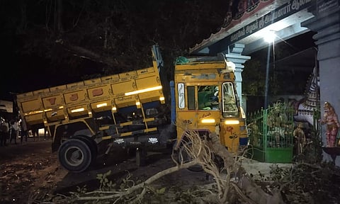 அய்யனார் கோவில் நுழைவு வாயில் மீது லாரி மோதல்