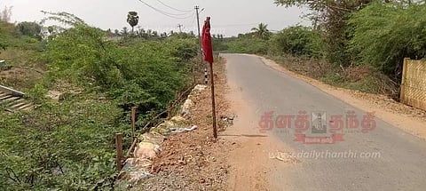ஆனந்த காவேரி வாய்க்கால் கரை சாலையில் விரிசல்