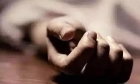 உறவினர்களால் தொல்லை மனைவி, 2 குழந்தைகளை கொன்று விட்டு கணவர் தற்கொலை