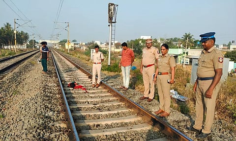 ரெயில் முன் பாய்ந்து தாய்- மகள் தற்கொலை