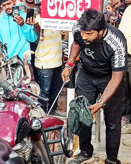 மோட்டார் சைக்கிளில் பதுங்கி இருந்த பாம்பு பிடிபட்டது