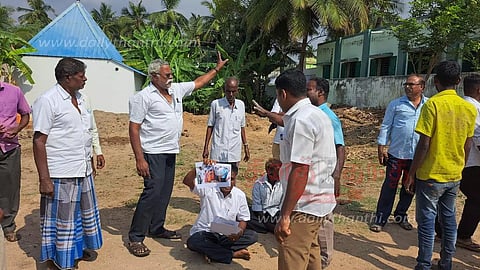 வாணியம்பாடி அருகே பள்ளி கட்டிடம் கட்ட எதிர்ப்பு தெரிவித்து 2-வது நாளாக போராட்டம்