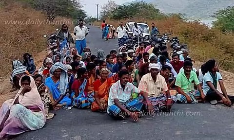 மீன்பிடிக்க எதிர்ப்பு தெரிவித்து கிராம மக்கள் சாலை மறியல்