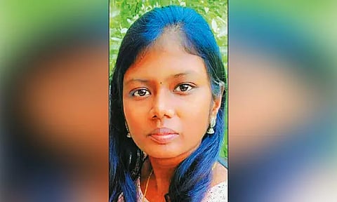 கைப்பிடி சுவரில் அமர்ந்து கணவருடன் பேசிக்கொண்டிருந்தபோது மொட்டை மாடியில் இருந்து தவறி விழுந்த பெண் என்ஜினீயர் பலி