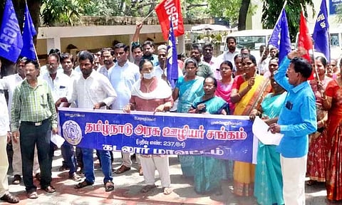 கடலூரில் அரசு ஊழியர் சங்கத்தினர் ஆர்ப்பாட்டம்