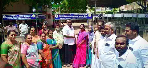 கம்பம் நகராட்சியில்சாலையோர வியாபாரிகளுக்கு தள்ளுவண்டிகள்