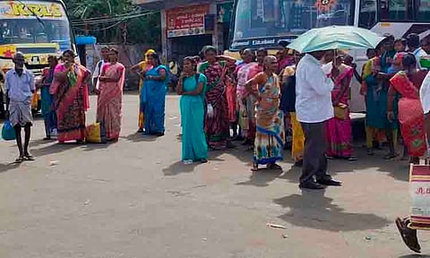 கரூர் பஸ் நிலையத்தில் கடும் வெயிலில் காத்திருக்கும் பயணிகள்