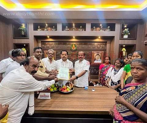 இலவச வீட்டுமனை பட்டா கேட்டு முடி திருத்தும் தொழிலாளர்கள் கோரிக்கை மனு