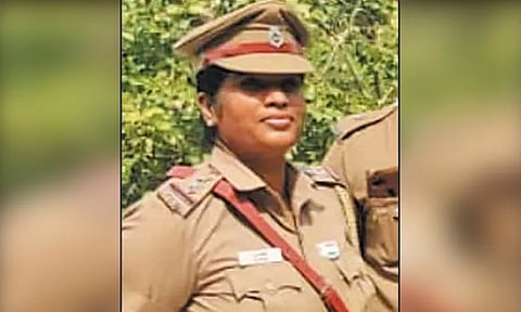 முறைகேடு செய்ததாக பணியிடை நீக்கம் செய்யப்பட்ட பெண் இன்ஸ்பெக்டர் பணி நீக்கம் - தாம்பரம் போலீஸ் கமிஷனர் உத்தரவு