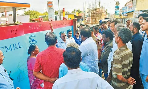 உள்ளகரத்தில் மெட்ரோ ரெயில் பணிக்கான இரும்பு தடுப்புகளை அகற்ற முயன்ற வியாபாரிகளால் பரபரப்பு