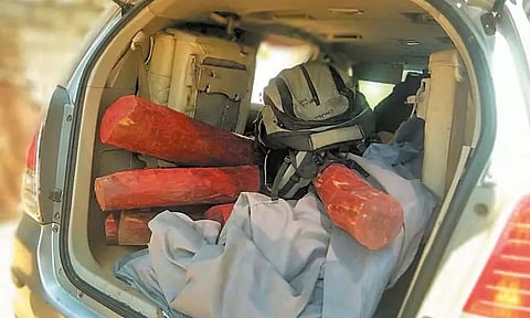 ஆந்திராவில் இருந்து சொகுசு காரில் ரூ.40 லட்சம் செம்மரக்கட்டைகள் கடத்தல் - மர்ம நபர்கள் தப்பி ஓட்டம்