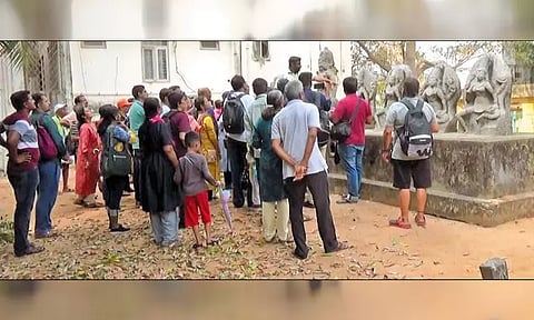 சிறப்பு அனுமதி வழங்கப்பட்டதையடுத்து மாமல்லபுரம் சப்த கன்னியர் சிலைகள் புராதன இடத்தை பார்க்க குவியும் சுற்றுலா பயணிகள்