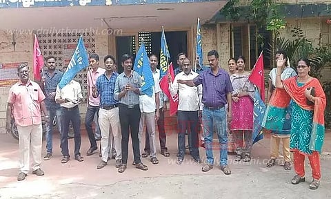 அரசு ஊழியர் சங்கத்தினர் ஆர்ப்பாட்டம்