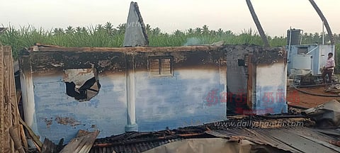 பரமத்திவேலூர் அருகேவடமாநில தொழிலாளர்கள் வீடுகளுக்கு மீண்டும் தீ வைப்பு3 டிராக்டர்கள் எரிந்து சேதம்