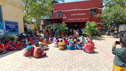 தொழிலாளி மீது பொய் வழக்கு போட்டதாக கூறி சின்னமனூர் போலீஸ் நிலையம் முன் பொதுமக்கள் தர்ணா