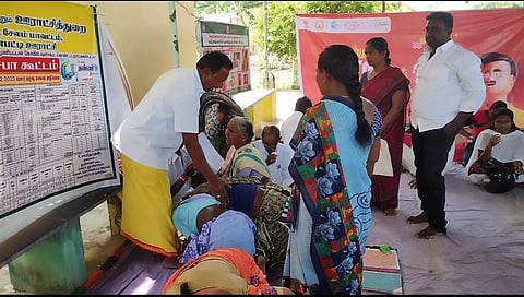 ஊராட்சி தலைவரின் காலில் விழுந்து மனு கொடுத்த பெண்கள்