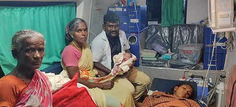 ஆம்புலன்சில் அழகான ஆண் குழந்தை பிறந்தது