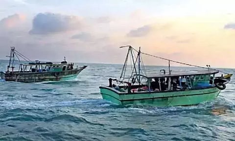 தமிழக மீனவர்கள் 12 பேர் கைது - இலங்கை கடற்படை அட்டூழியம்..!