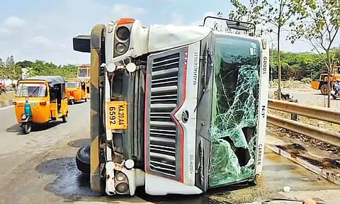 மதுரவாயல் அருகே டயர் வெடித்ததால் சாலையில் கவிழ்ந்த லாரி