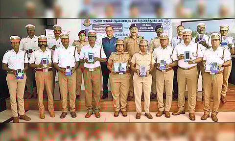 ஆவடியில் போக்குவரத்து போலீசாருக்கு இ-செல்லான் கருவிகள் - கமிஷனர் சந்தீப் ராய் ரத்தோர் வழங்கினார்