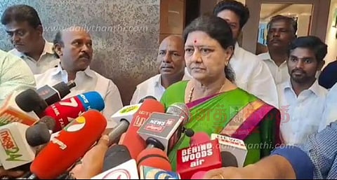 சட்டமன்ற மோதலை நான் எதிர்ப்பதால் ஓ.பி.எஸ்.சுக்கு ஆதரவு என்று கூறமுடியாது- சசிகலா