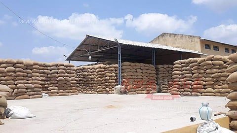 நெல் கொள்முதல் நிலையங்களில் தேங்கி கிடக்கும் நெல் மூட்டைகள்