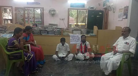 கவுன்சிலர்கள் உள்ளிருப்பு போராட்டம்