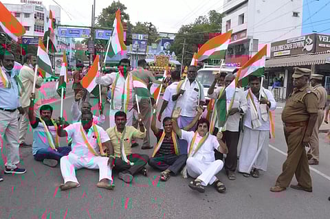 காங்கிரஸ் கட்சியினர் சாலை மறியல்