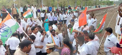 குழித்துறை, இரணியல் ரெயில் நிலையங்களில் காங்கிரசார் மறியல்