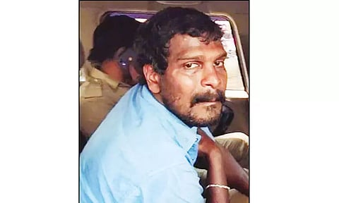 பட்டப்பகலில் பயங்கரம்: கோர்ட்டில் பெண் மீது திராவகம் வீச்சு -கணவர் வெறிச்செயல்