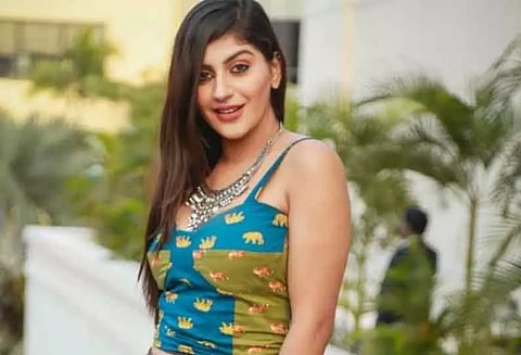 விபத்தை ஏற்படுத்திய வழக்கில் ஆஜராகாததால்; நடிகை யாஷிகா ஆனந்துக்கு பிடிவாரண்டு