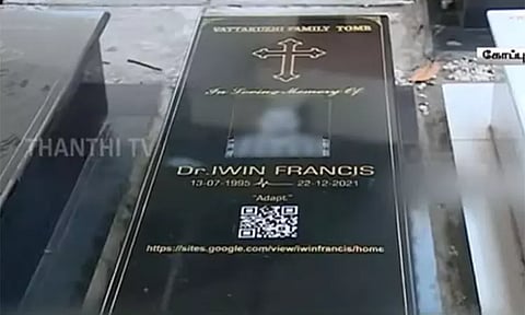 கல்லறையில் 'க்யூஆர் கோடு': இறந்த மகனின் நினைவுகளுக்கு உயிரூட்டிய பெற்றோர்...!