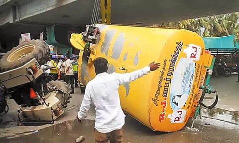 போரூரில் தண்ணீர் ஏற்றிச்சென்ற டிராக்டர் கவிழ்ந்து விபத்து - டிரைவர் காயம்