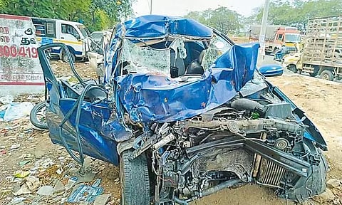 காட்டாங்கொளத்தூர் அருகே லாரி- கார் மோதிய விபத்தில் கல்லூரி மாணவர் பலி