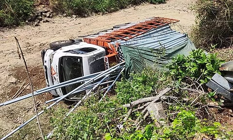 லாரி வாய்க்காலில் கவிழ்ந்து விபத்து; டிரைவர் காயம்