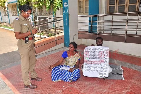 சொத்தை உறவினர்கள் அபகரித்து விட்டதாக புகார்:கலெக்டர் அலுவலகத்தில் கணவன், மனைவி திடீர் போராட்டம்