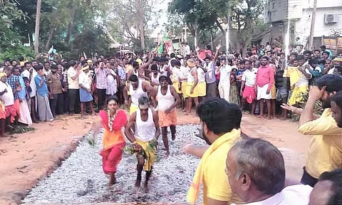 ஸ்ரீமுஷ்ணம் திரவுபதி அம்மன் கோவிலில் தீ மிதி திருவிழா திரளான பக்தர்கள் நேர்த்திக்கடன்