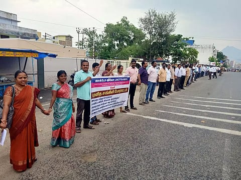 ஜாக்டோ-ஜியோ சார்பில்மனித சங்கிலி போராட்டம்:தேனி உள்பட 5 இடங்களில் நடந்தன