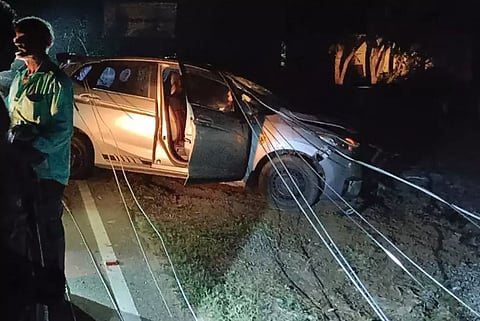 தாறுமாறாக ஓடிய கார், 5 மின்கம்பங்கள் மீது மோதியது