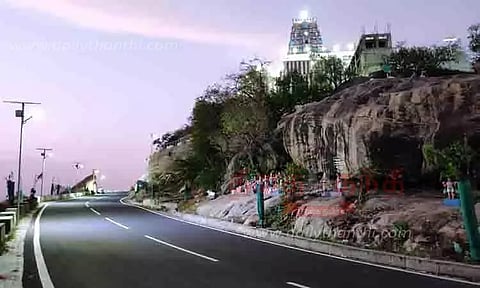 சோலார் மின்விளக்குகளால் ஜொலிக்கும் விராலிமலை முருகன் கோவில்