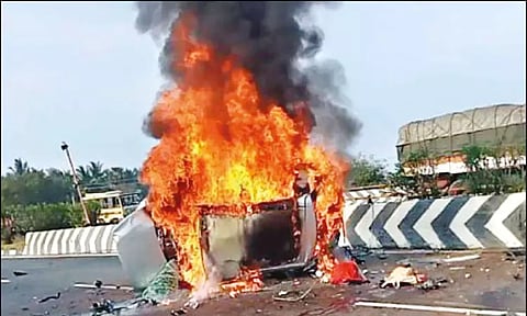 சாலை தடுப்புச்சுவரில் மோதி கார் தீப்பிடித்து எரிந்தது