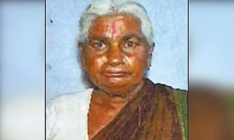 மணலி அருகே மழைநீர் கால்வாயில் எரிந்த நிலையில் பிணமாக கிடந்த மூதாட்டி - கொலையா? போலீஸ் விசாரணை